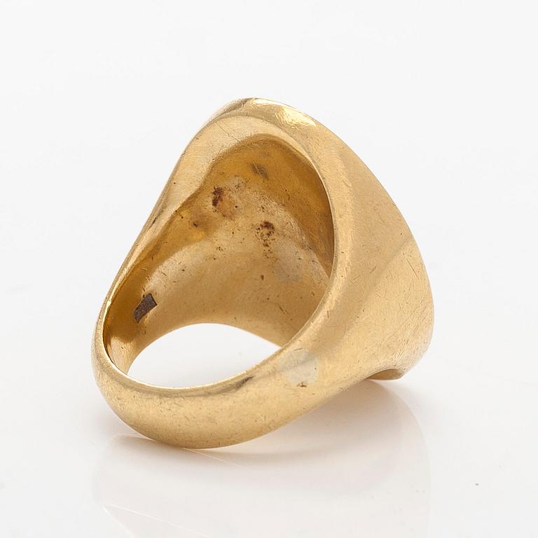 A signet ring, ca. 17K gold.