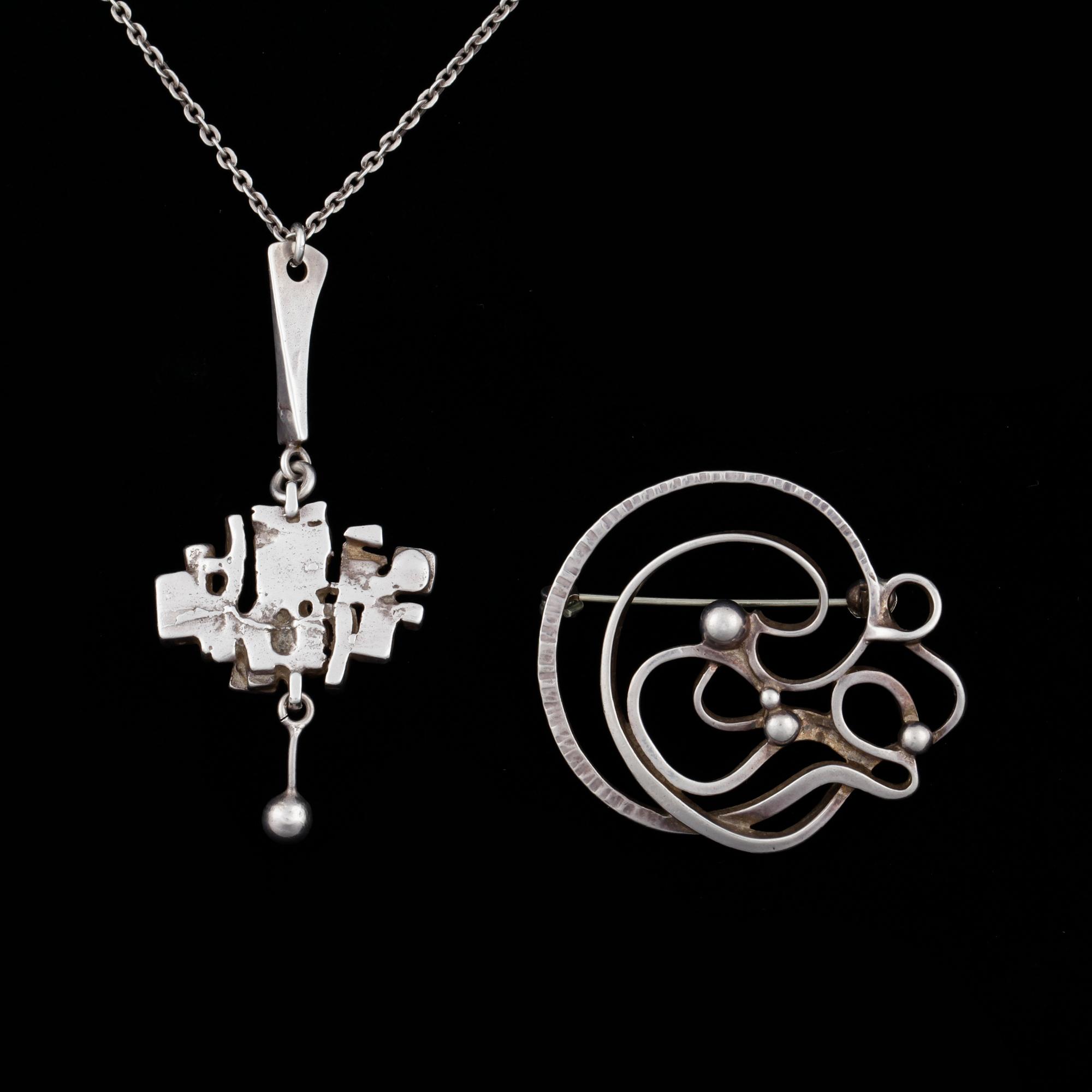 HALSSMYCKE OCH BROSCH, silver, bla Juhls, Danmark, 1950/60-tal. Vikt ca27g.