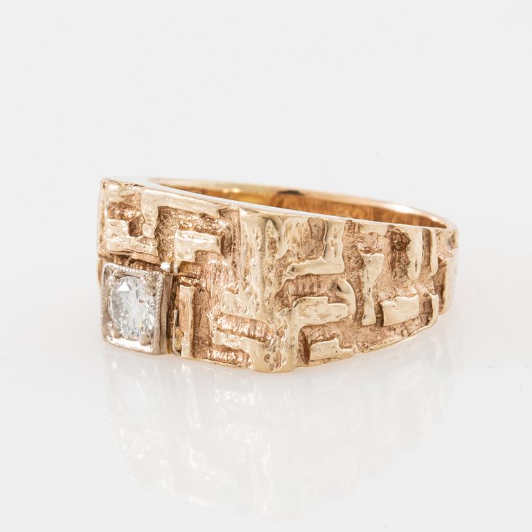Ring/Claw ring 14K gold with a round brilliant-cut diamond.