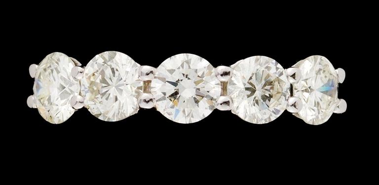RING, 18K GULD MED FEM BRILJANTSLIPADE DIAMANTER CA 2.11 CT.
