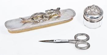 MANIKYRSET, 11 delar. Vitmetall/nysilver. 1900-talets första hälft.