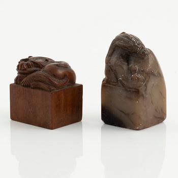 Sigill, två stycken, samt två jadeamulletter och ett halsband av skulpterade nötter. Qing dynastin.