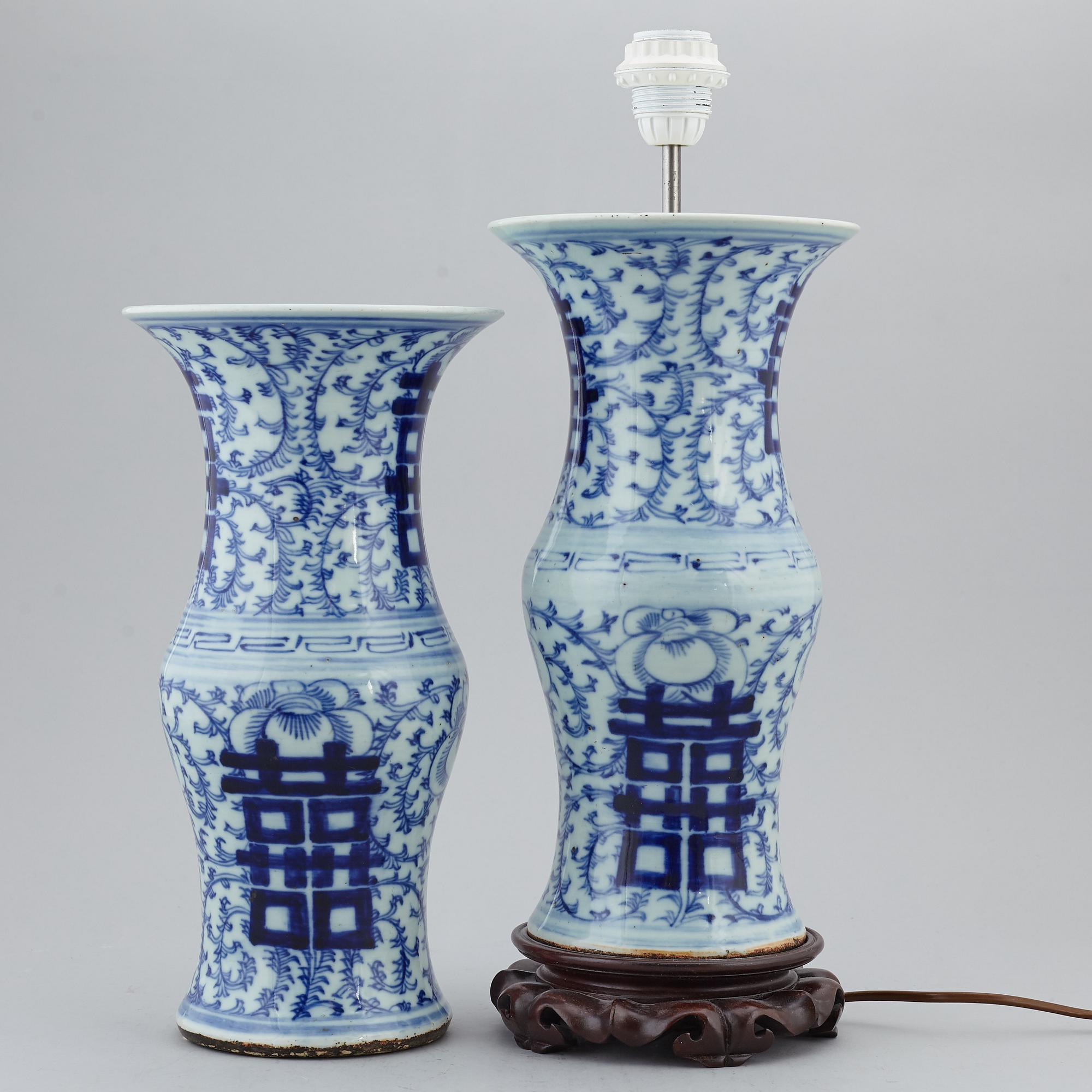 Two blue and white vases, one turned into table lamp, Qing dynasty, 19th century.