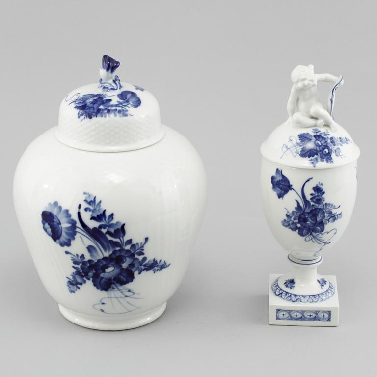 LOCKURNOR, 2 st, porslin, "Blå blomst", Royal Copenhagen, 1900-tal.