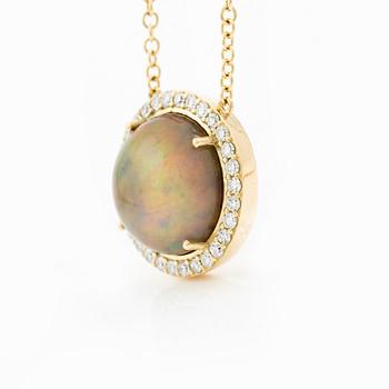 Collier 18K guld med opal och åttkantslipade diamanter.