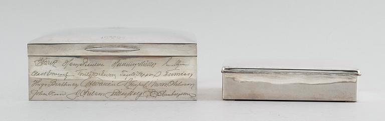 CIGARRLÅDOR, 2 st, silver, svenska stämplar 1924/34. Vikt med inredning ca 1958 gram.
