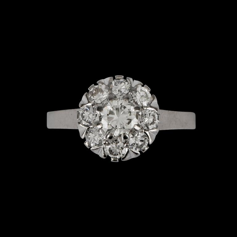 RING, 18k vitguldmed briljantslipade diamanter tot ca0.82ct enl grav. Göteborg, 1965. Vikt 3,8g.