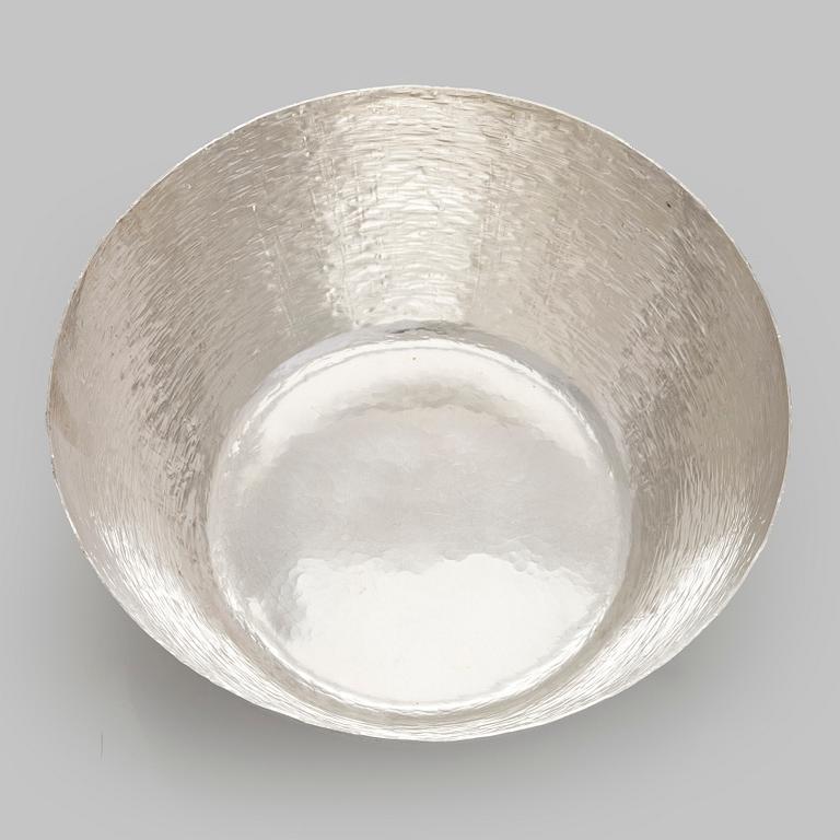 Tapio Wirkkala, malja, hopeaa (916), Kultakeskus, Hämeenlinna 1968.