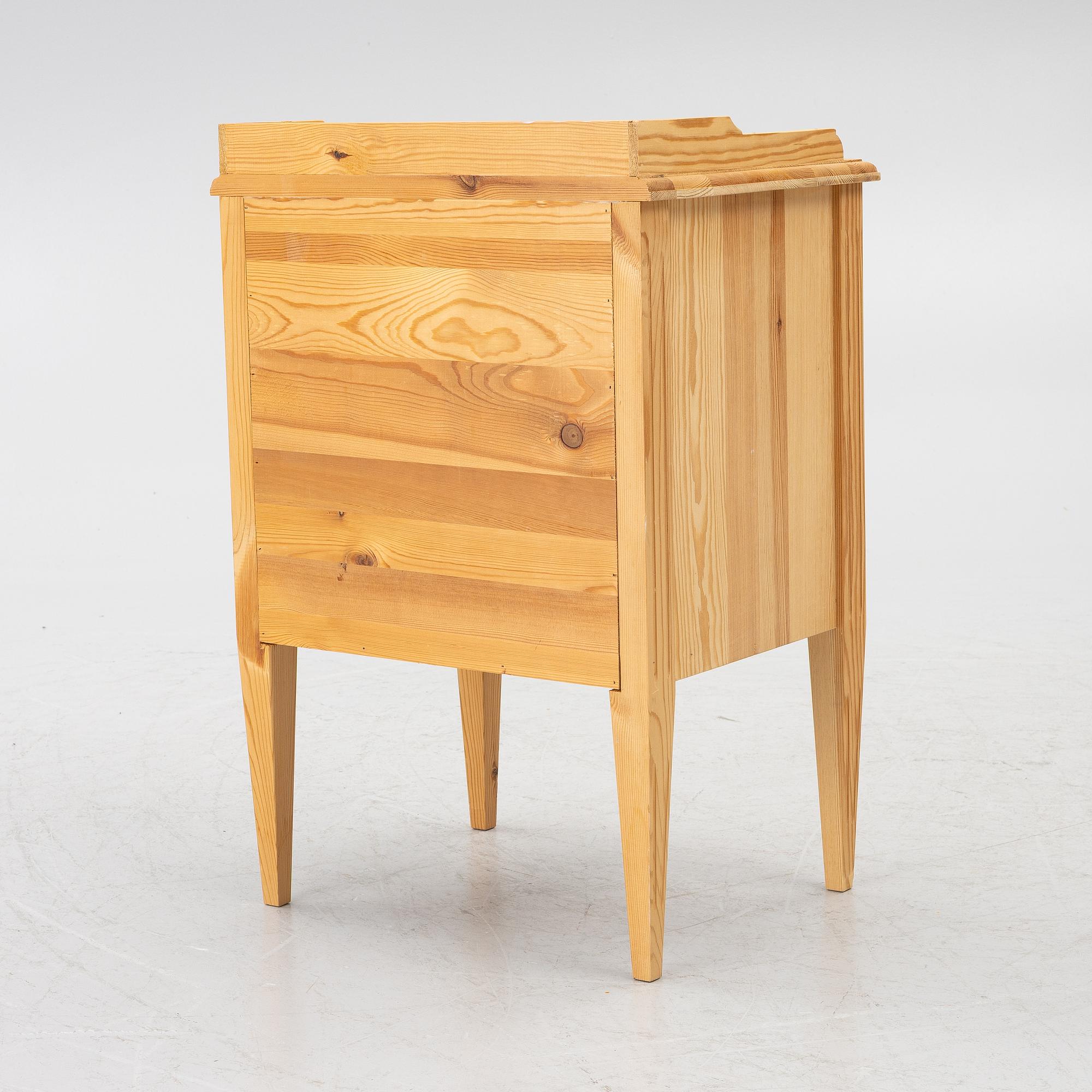 Bedside table/commode, Gustavian style, contemporary manufacture.