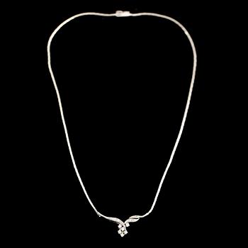 COLLIER, 18 k vitguld med mindre briljanter. Totalvikt ca 8 g.
