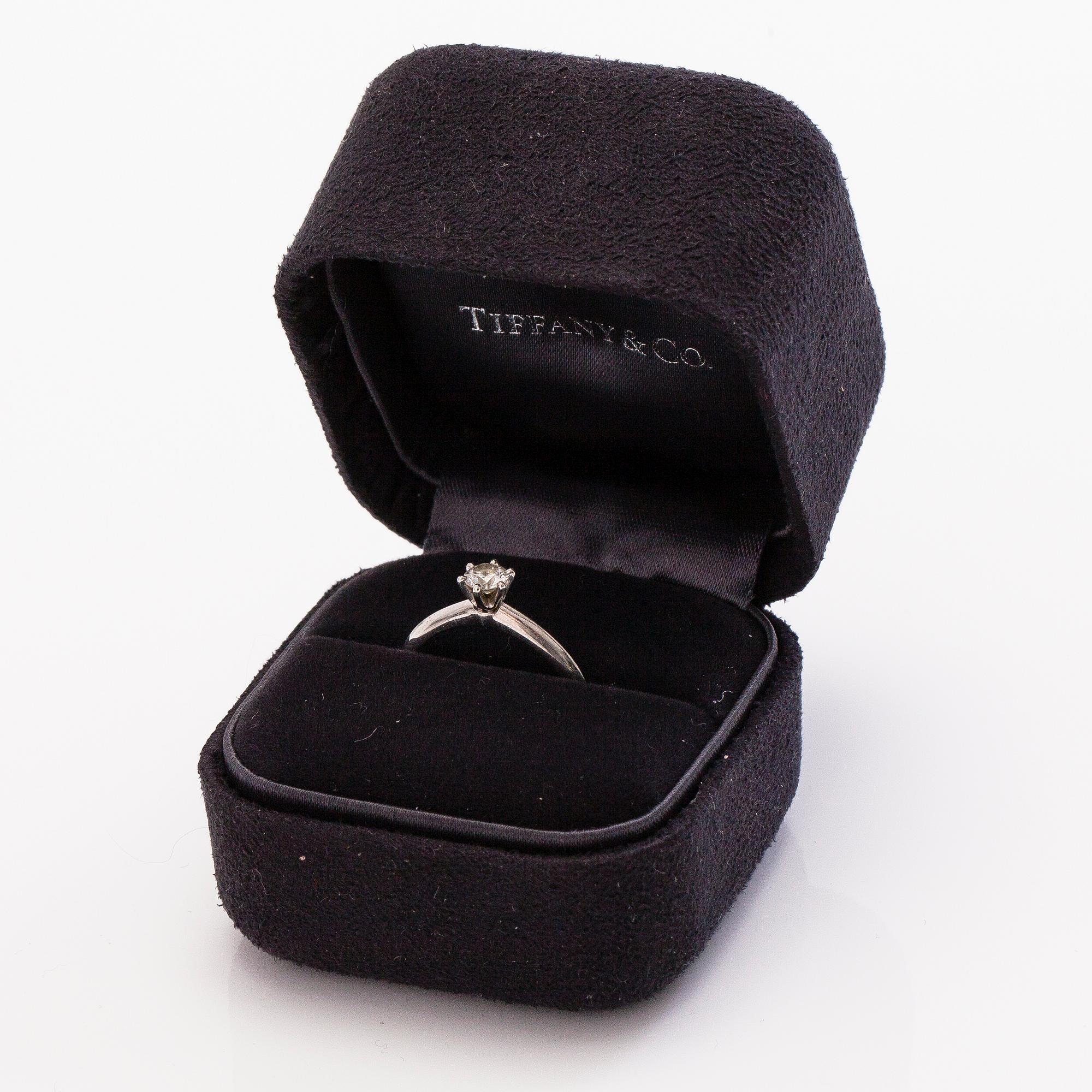 TIFFANY & CO RING, platina, briljant ca 0.3 ct.
