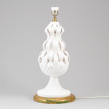 A late 20th century porcelaine table lamp.