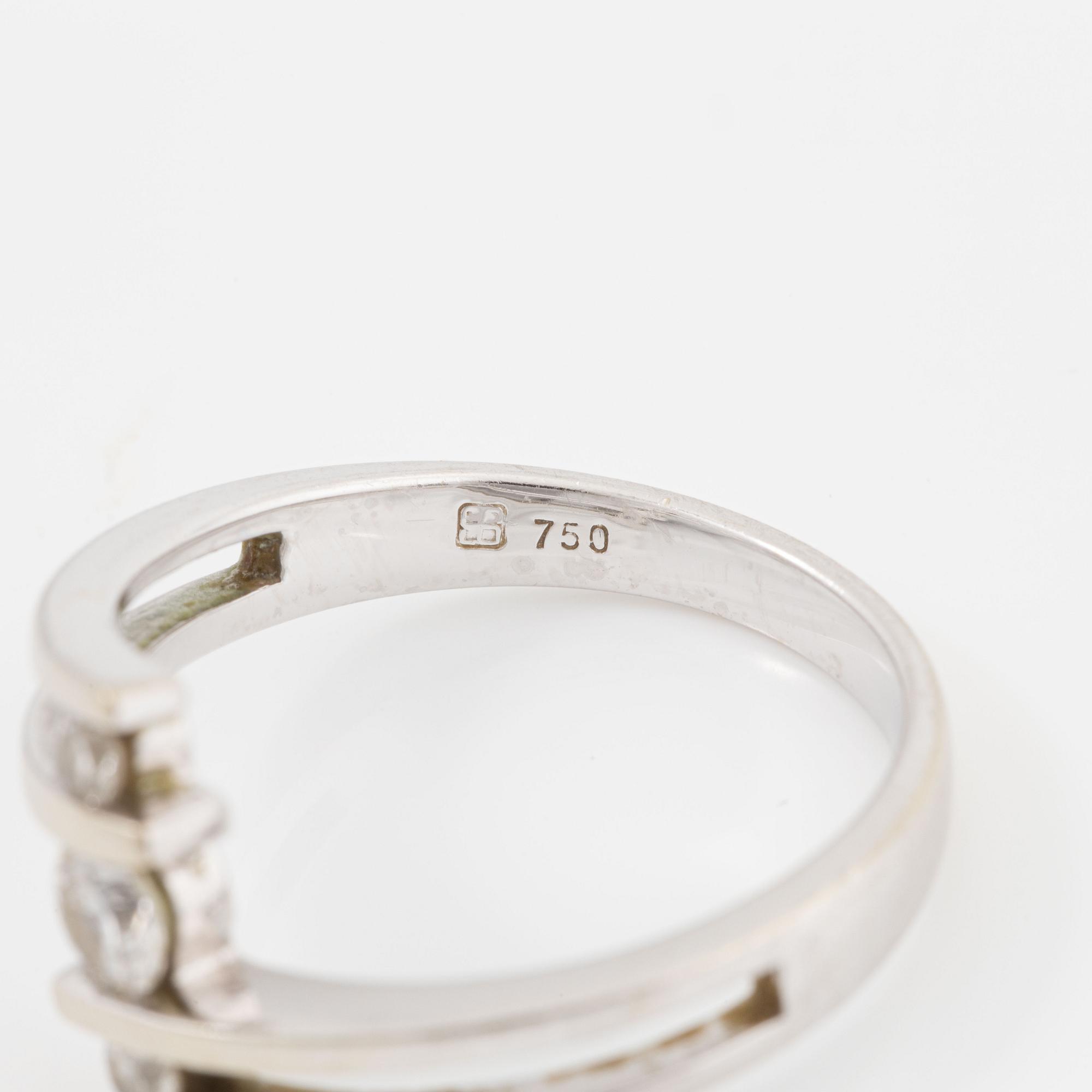 Ring 18K vitguld med runda briljantslipade diamanter.