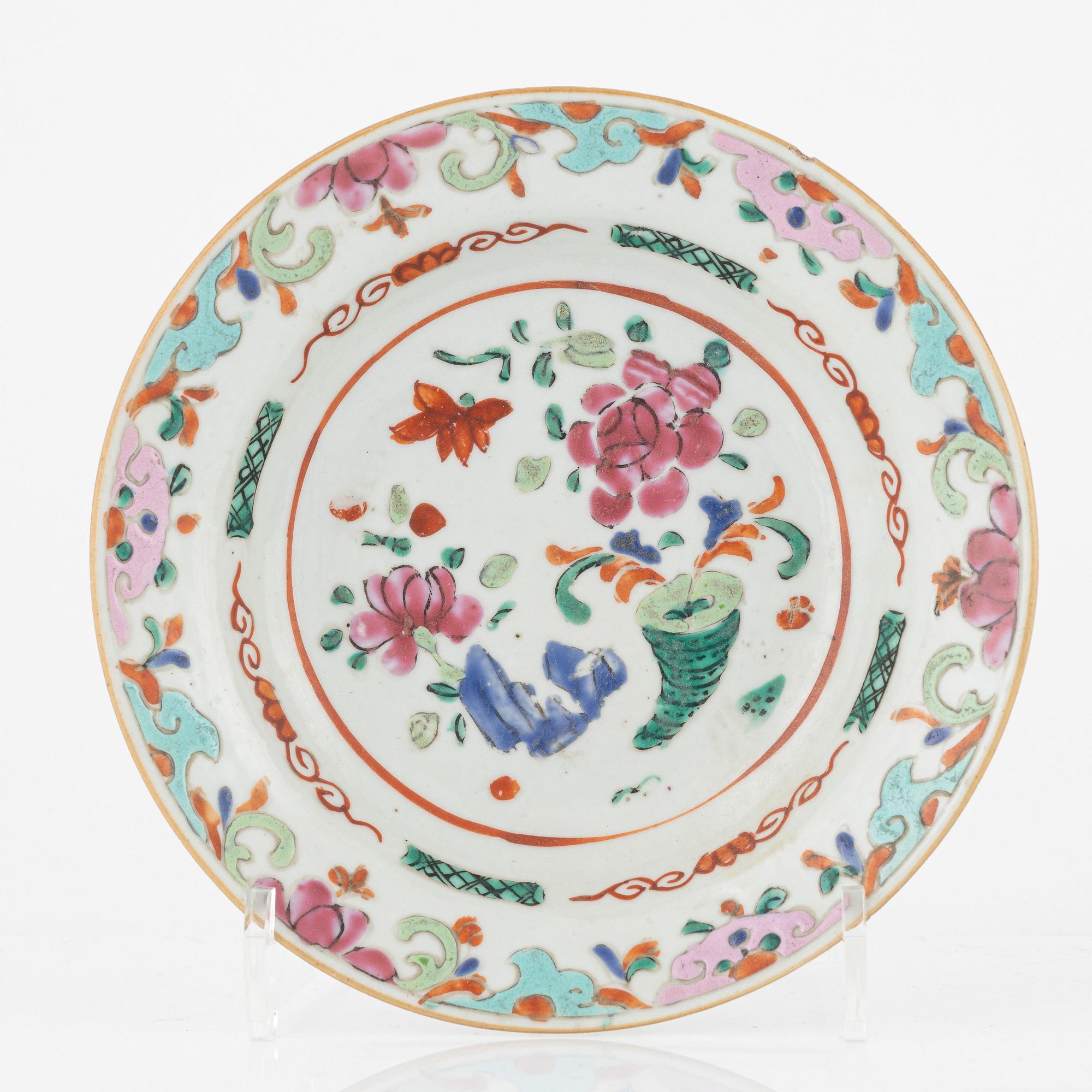 Bärtallrikar, fyra stycken, porslin samt två figuriner. Qing dynastin, 1700-tal respektive 1800-tal.