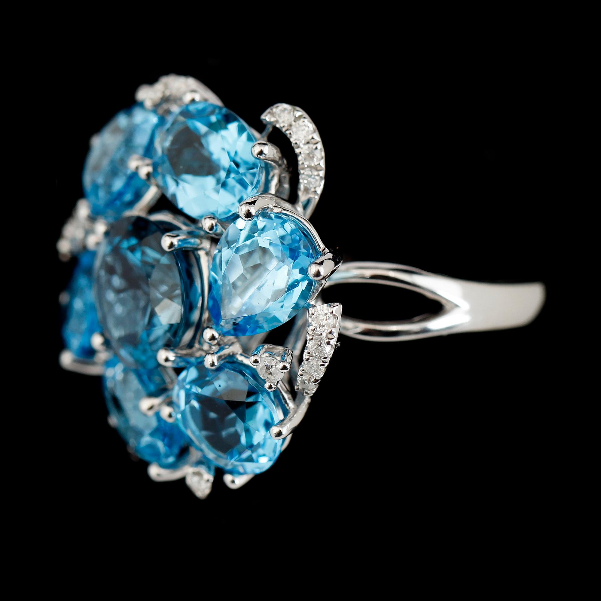 RING, 14K vitguld, blå topaser och diamanter.