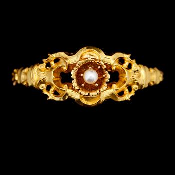 ARMBAND, 18K guld, odlad pärla, 1846. Total vikt ca 20 g.