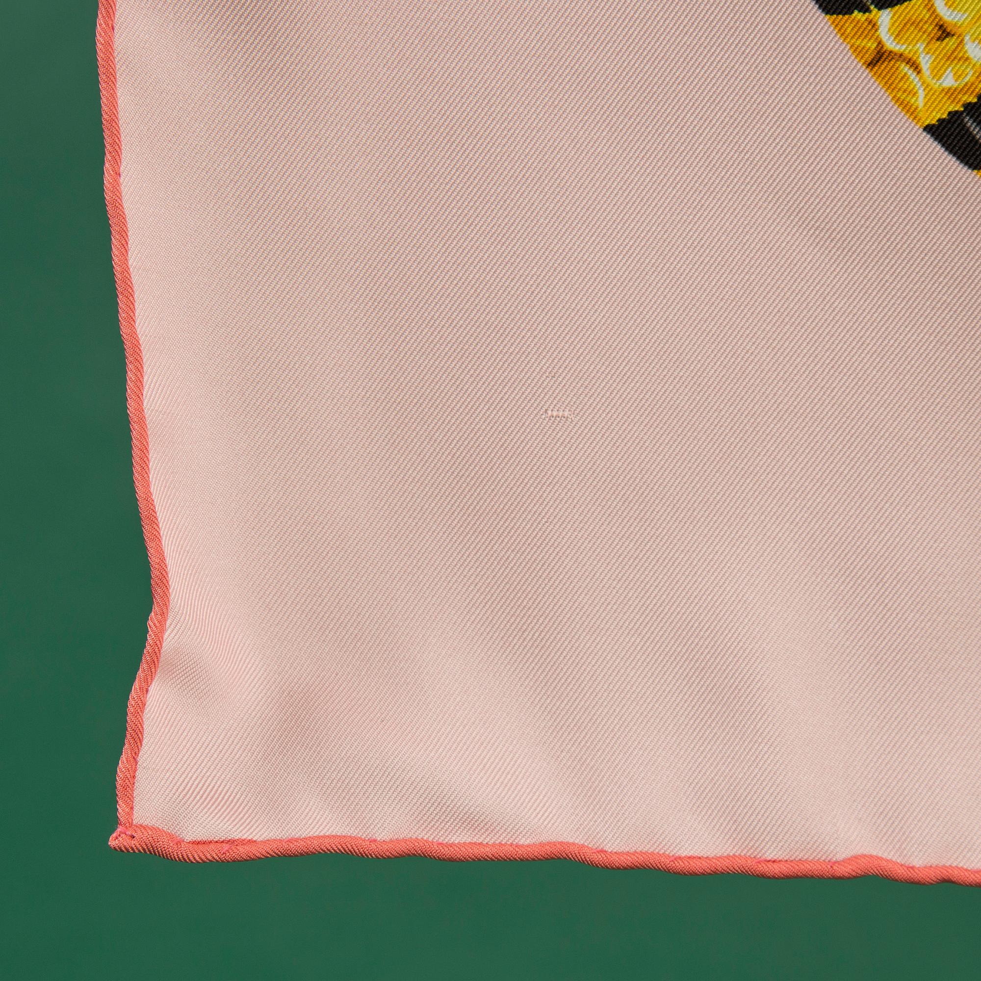 A scarf and a block, CARTIER.