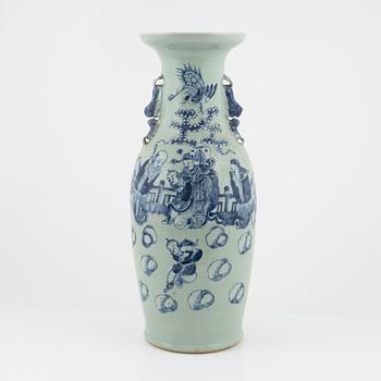 A Chinese porcelain vase, Qing dynasty, late 19th Century.