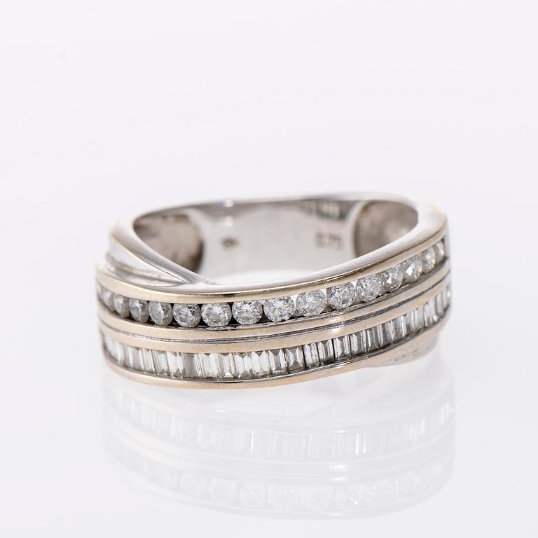 RING, 18K vitguld, briljant- och baguetteslipade diamanter tot. 0,75 ct. Sammanlagd vikt 7,0 g.