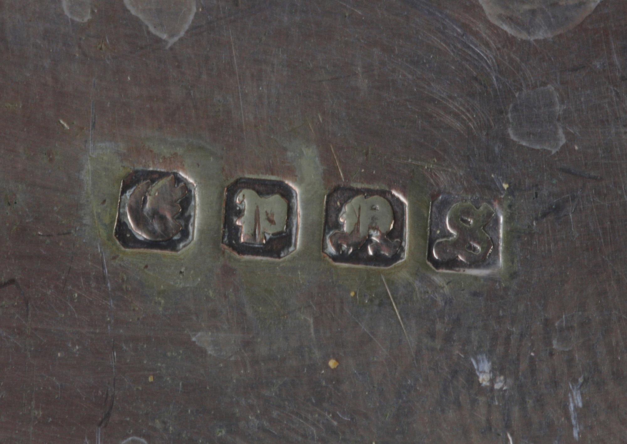 SERVERINGSBESTICK, två par, nysilver resp silver, England.