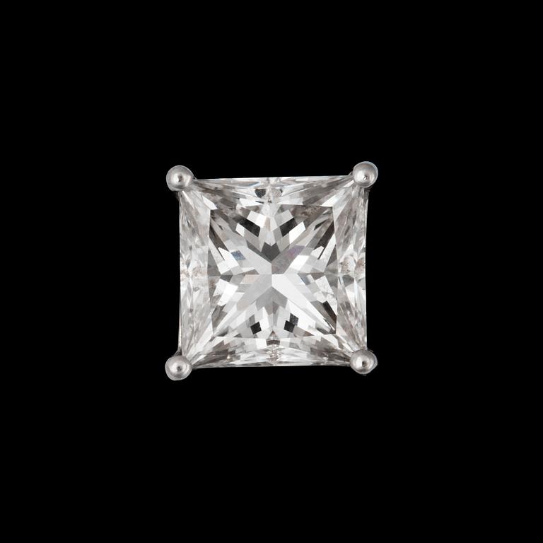 A Graff princess-cut diamond earring, 2.03 cts. Quality F/VVS2. Serial No 13558.