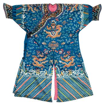 1253. ROBE, embroidered. China around 1900. Height 133 cm.