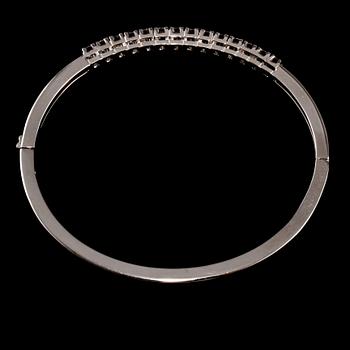 ARMRING, 18k vitguld med briljantslipade diamanter, totalt 0.72 ct. Vikt 12 g.