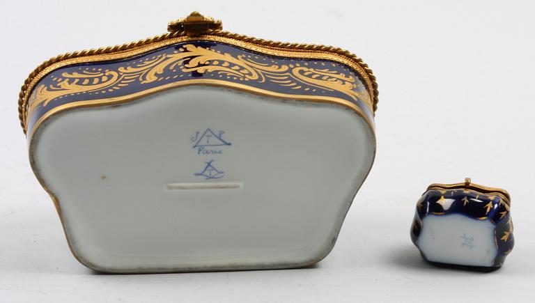 SKRIN samt DOSA, porslin. 1800-tal. Sévresliknande märke.