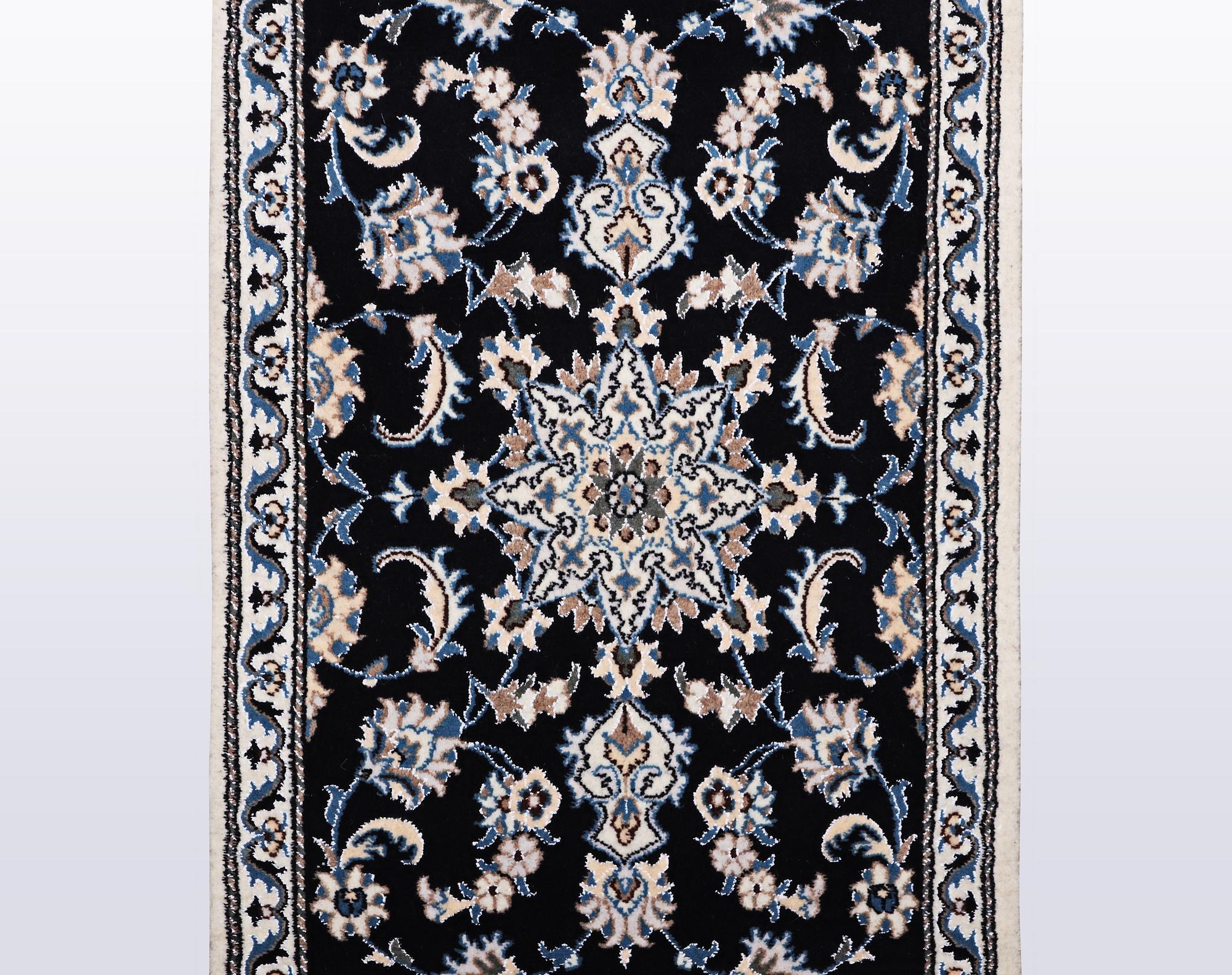 Gallerimatta, Nain, part silk, ca 300 x 77 cm.