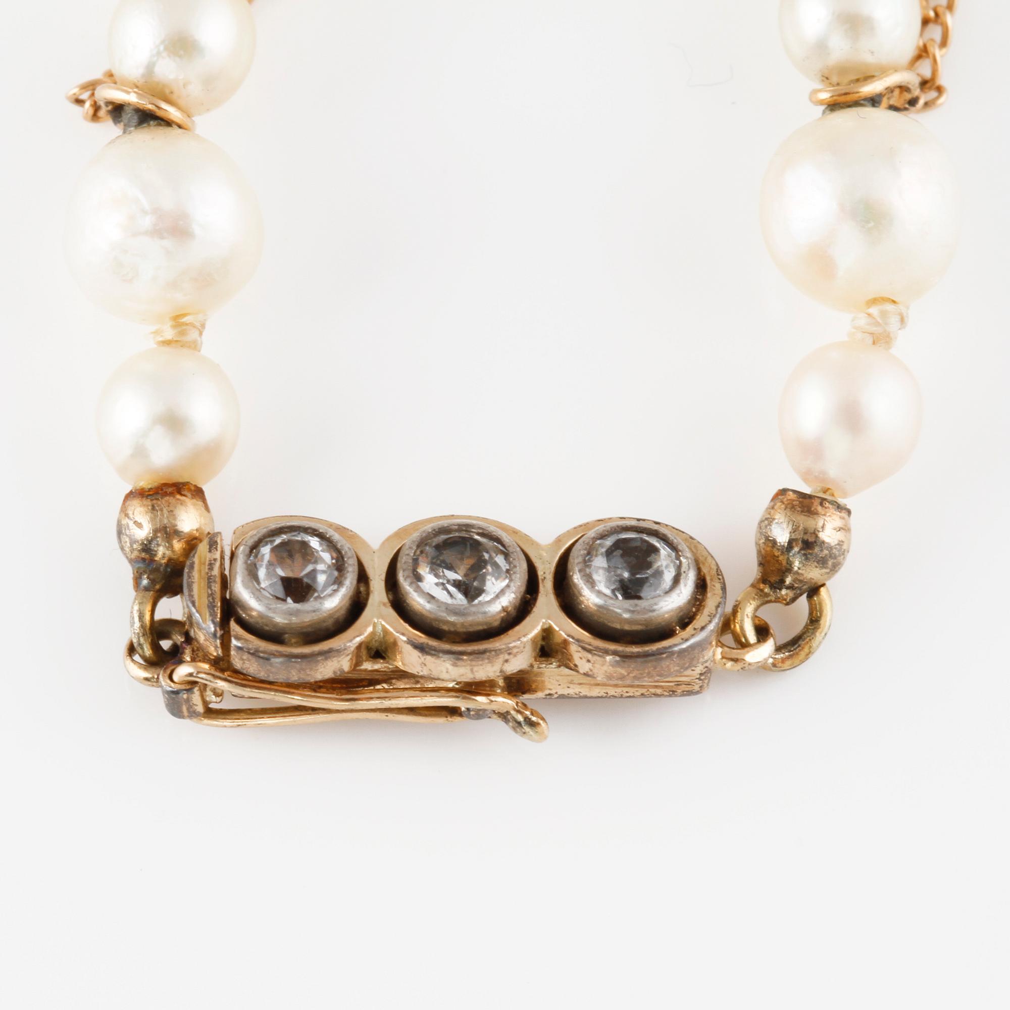 COLLIER, odlade pärlor med lås i 18K guld, GVH, Stockholm, 1943.