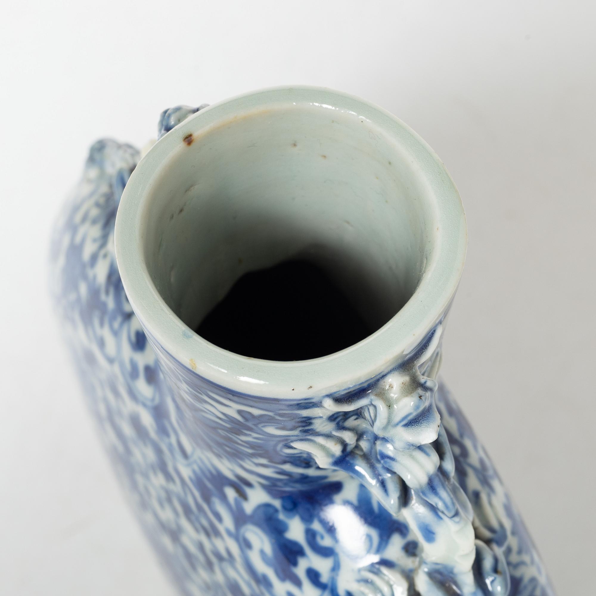 A Chinese blue and white porcelain moonflask, Qing dynasty, 19th century.