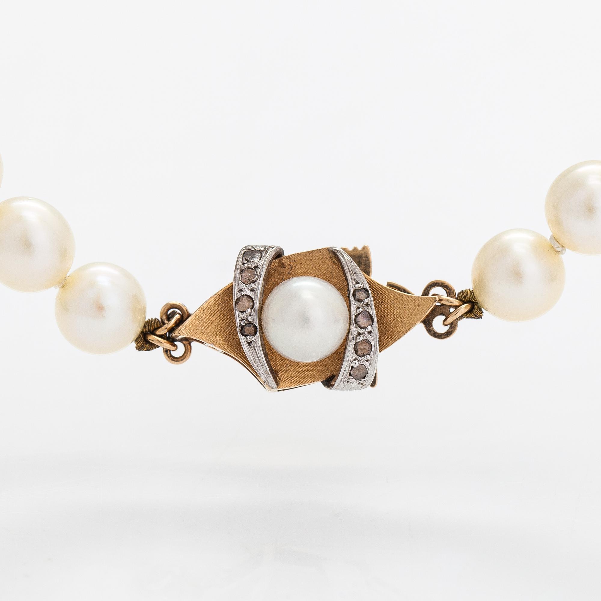 A pearl collier with cultured pearls, ca. 13K gold and rose-cut diamonds.