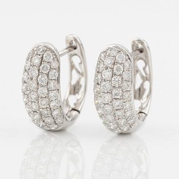 Hoop earrings with brilliant-cut diamonds.