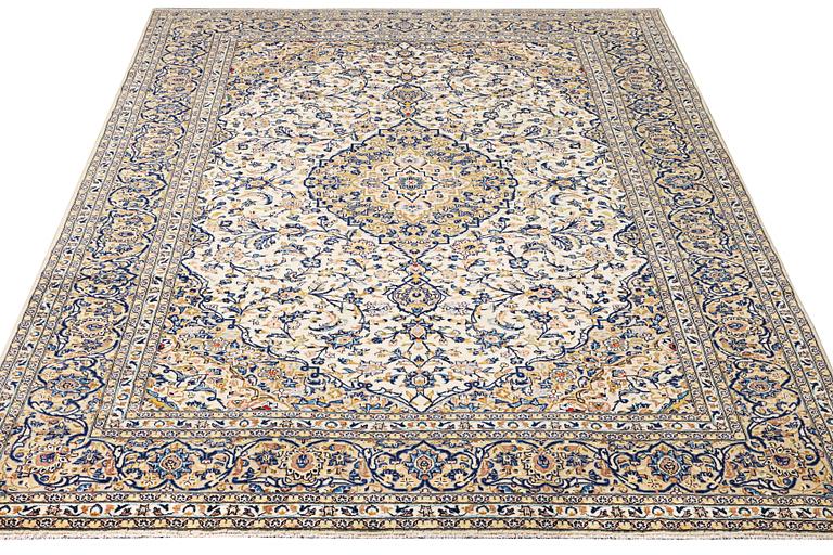 A Kashan rug, a. 250 x 242 cm.