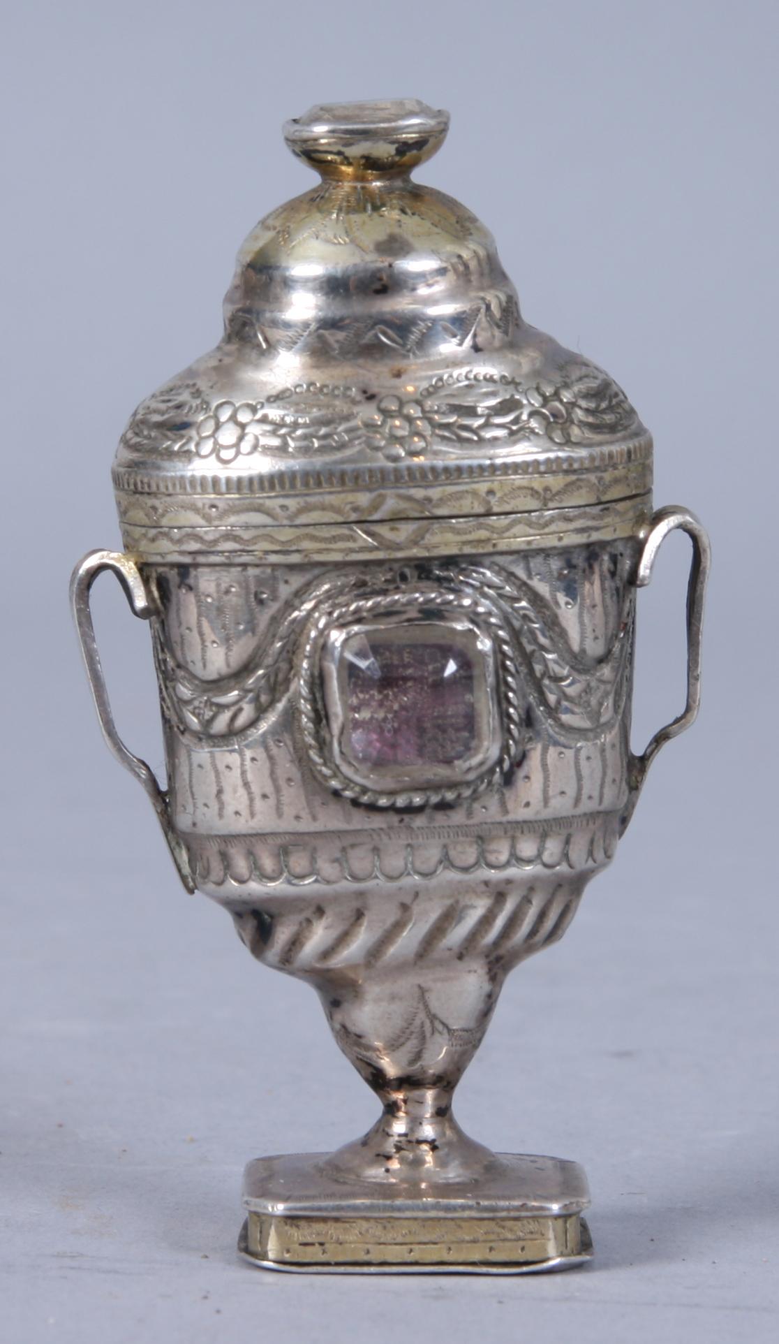 LUKTDOSA, silver, möjligen Danmark, 1800-tal. Otydliga stämplar. 47 gram.