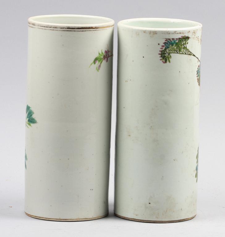 PENSELVASER, 2 st, porslin, Kina, 1900-tal.
