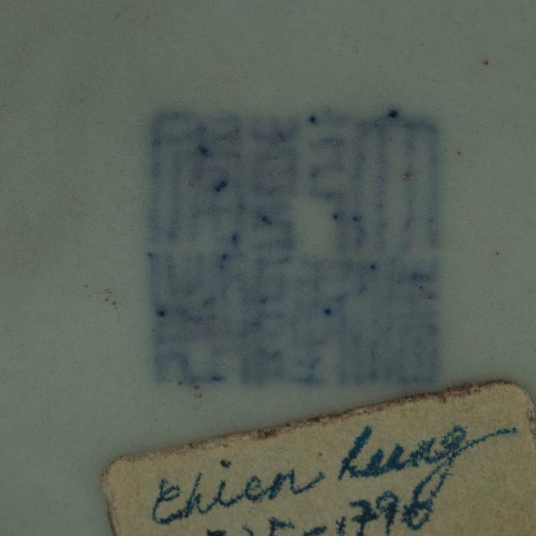 VAS, porslin. Kina, 1900-tal, troligen Republik med Qianlongsmärke.