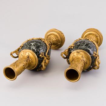 DEKORATIONSURNOR ETT PAR, brons och granit, Ryssland/Frankrike 1800-talets slut.