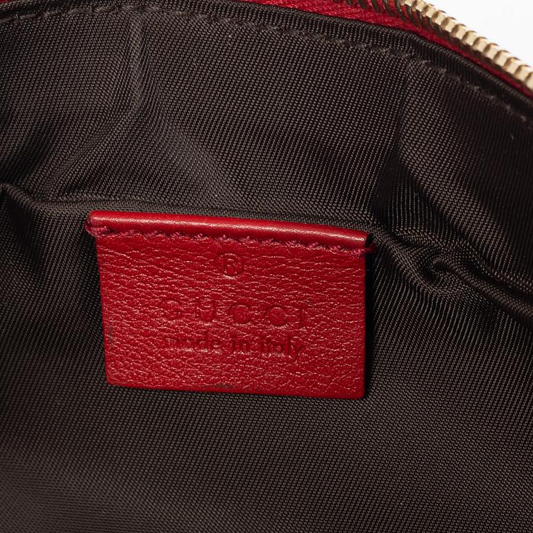 Gucci, The translation of "clutch" to English is "clutch.".
