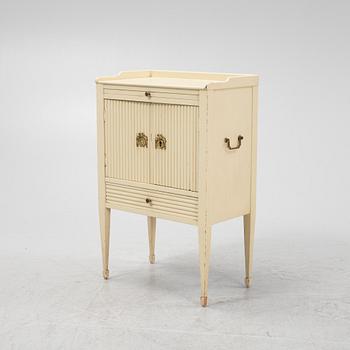 Pottskåp, gustaviansk stil, omkring år 1900.