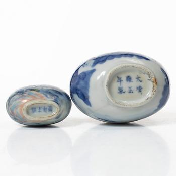 Snusflaskor, två stycken, porslin, Kina, sen Qingdynasti/1900-tal.