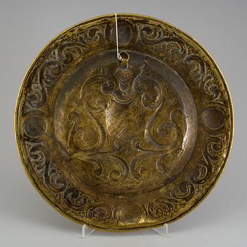 A BRASS PLATE, 18th/19th century.