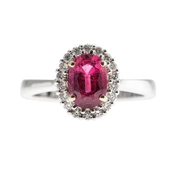 364. A RING, 14K white gold, rose sapphire 1.70 ct. Brilliant cut diamonds 0.30 ct. Weight 5,4 g.