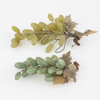 A set of eight decorative grapes in the material nephrite, quarts, amethyst.