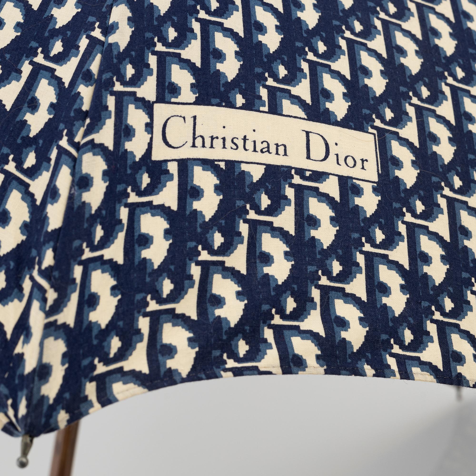 Christian Dior, paraply, glasögonfodral samt portmonnäer, 2 st.