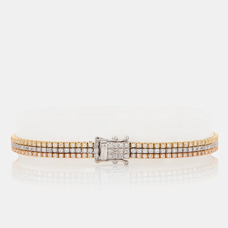 An 18K gold bracelet set with round brilliant-cut diamonds.