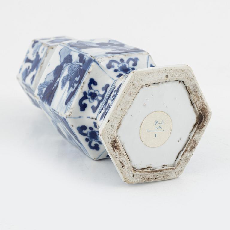 A blue and white vase, Qing dynasty, Kangxi (1662-1722).