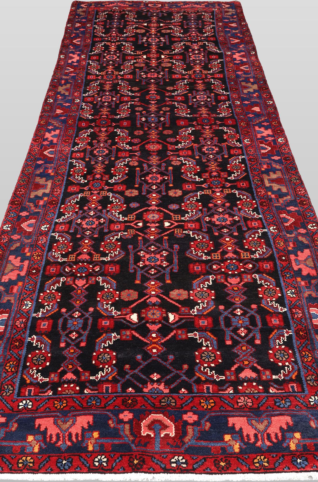 Gallerimatta, Hamadan, ca 423 x 113 cm.