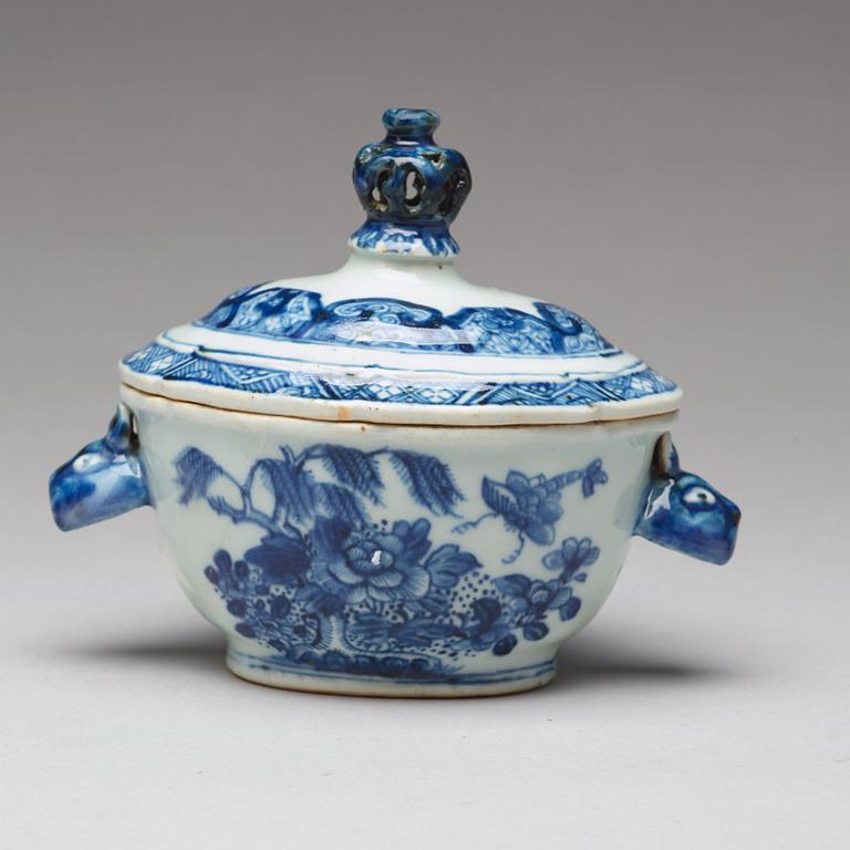 A blue and white butter tureen with cover and stand, Qing dynasty, Qianlong (1736-95).