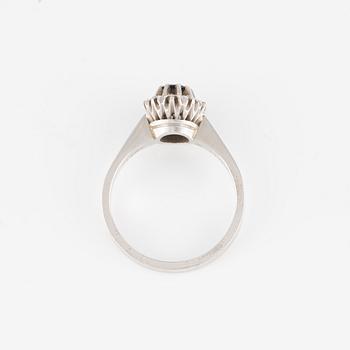 Ring, carmosé, Evert Lindberg, 18K white gold with sapphire and brilliant-cut diamonds.